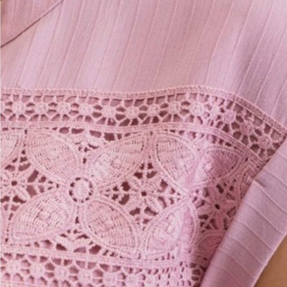 🩷 BOUTIQUE BRAND Elegant Floral Eyelet Top - Picture 3 of 3